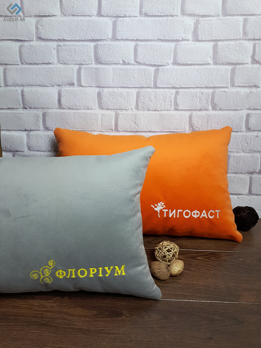 Декоративная подушка с вышивкой логотипа зображення 4