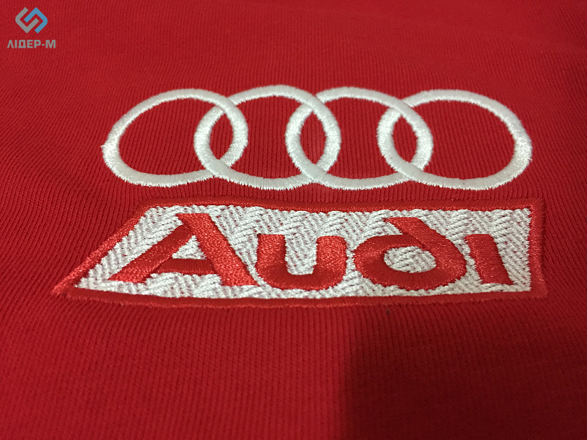 Нанесення логотипу Audi на куртку та світшот зображення 1